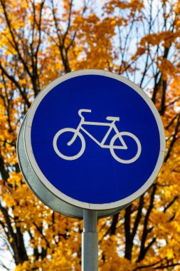 Mavi ve beyaz bisiklet yolu işareti, bisiklet güzergahı, geniş yuvarlak yol kenarı trafik levhası..