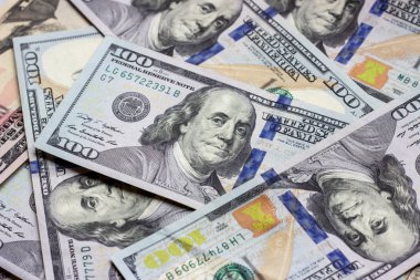 Para kaynağı olarak 100 dolarlık banknotlar. İş konsepti.