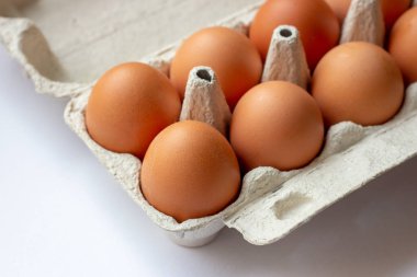 Bir sürü kahverengi ve benekli tavuk yumurtası karton tepsi kutusunda süpermarkette satışa sunuluyor..