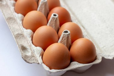 Bir sürü kahverengi ve benekli tavuk yumurtası karton tepsi kutusunda süpermarkette satışa sunuluyor..