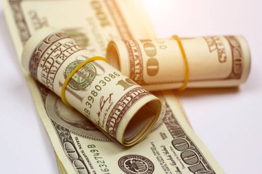 Amerikan doları beyaz arka planda yuvarlanıyor. Mali konsept.