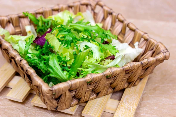 Verschillende Mix Van Rauwe Biologische Saladebladeren Sla Radicchio Raket Houten — Stockfoto