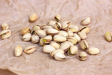 Hafif arka planda, fındıklı ve tuzlu şam fıstığı..