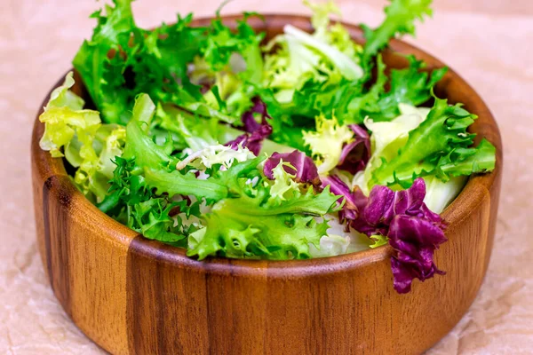 Verschillende Mix Van Rauwe Biologische Saladebladeren Sla Radicchio Raket Houten — Stockfoto