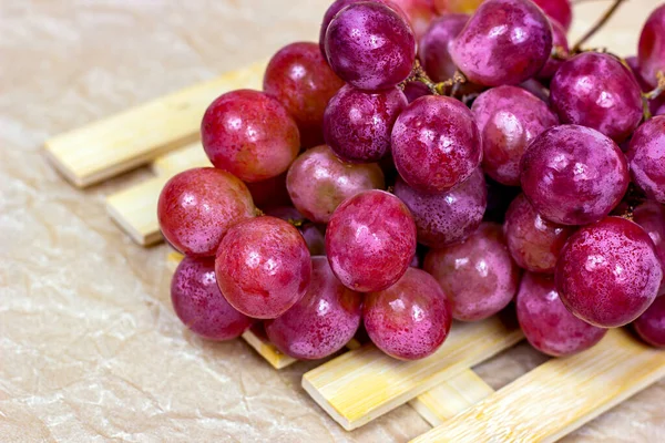 Succosa Fresca Bacche Uva Rosa Viola Mature Mazzo Sfondo Legno — Foto Stock