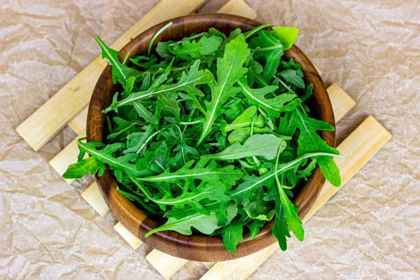Bovenaanzicht Van Verse Groene Kruidige Arugula Salade Bladeren Bruine Houten — Stockfoto