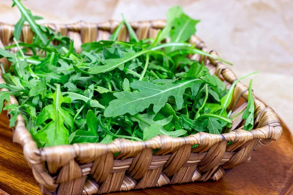 Färska Gröna Kryddig Ruccolasallad Blad Brun Trä Korg Ljus Bakgrund — Stockfoto