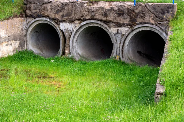 Große Alte Abwasserrohre Oder Abwässer Geben Abwasser — Stockfoto