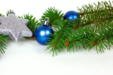 Yeşil köknar ağacı dallarıyla yeni yıl ve Noel süslemeleri ve mavi ve gümüş renkli Xmas geleneksel noel baloları ve davetiye kartları için fotokopi alanı..