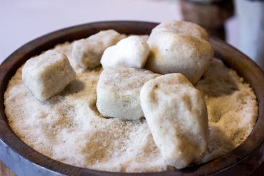 Ahşap arka planda terapi için kirli beyaz ve gri tuz kristalleri.