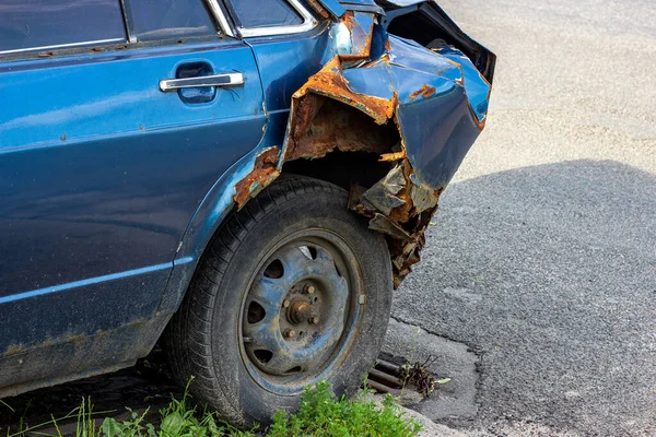 道路の近くのジャンクヤードの古い青錆びた壊れた車 — ストック写真