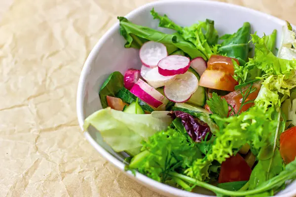 Heldere Frisse Groene Saladebladeren Met Rode Tomaten Cumbers Radijs Witte — Stockfoto