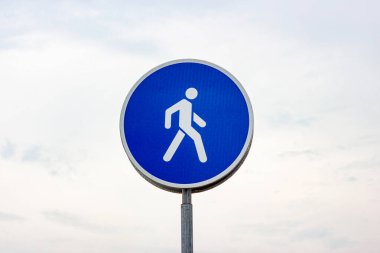 Yaya geçidi ve yaya geçidi için mavi ve beyaz uyarı levhası.