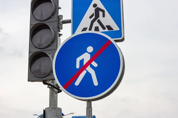 Blåvit Varningsskylt För Gångtrafikanter Med Röd Förbjuden Linje Som Anger — Stockfoto