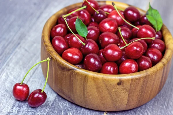 Fresco Succosa Bacche Ciliegia Rossa Dolce Nella Ciotola Legno Sfondo — Foto Stock