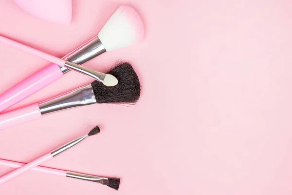 Vista Superior Ferramentas Cosméticos Decorativos Rosa Brilhante Acessórios Para Maquiagem — Fotografia de Stock