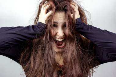 Stresli, korkmuş ve çığlık atan siyahlı genç bir kadın..