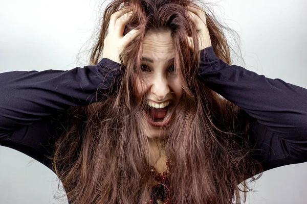 Stresli, korkmuş ve çığlık atan siyahlı genç bir kadın..