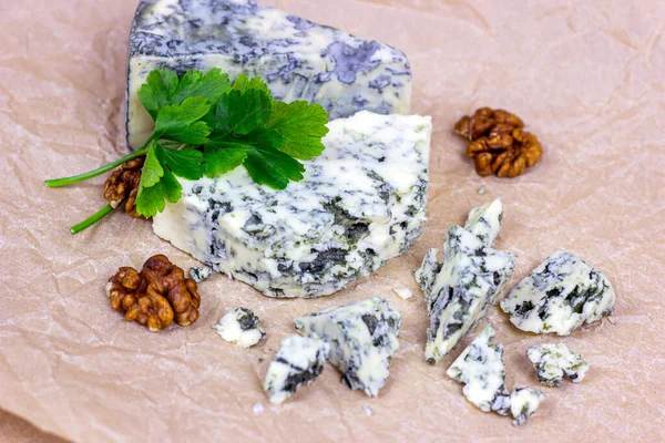 Scheiben Und Dreiecke Von Dänischem Blauschimmelkäse Mit Schimmel Auf Hellem — Stockfoto