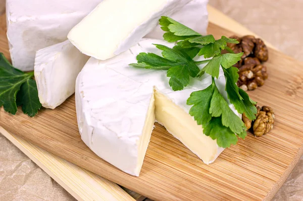 Fette Cerchi Camembert Brie Formaggio Con Muffa Bianca Uno Sfondo — Foto Stock