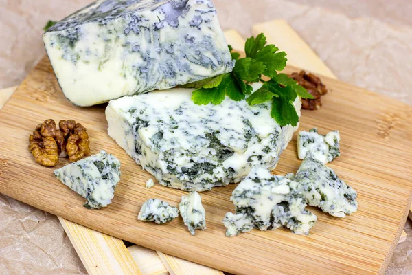 Scheiben Und Dreiecke Von Dänischem Blauschimmelkäse Mit Schimmel Auf Holzbretthintergrund — Stockfoto