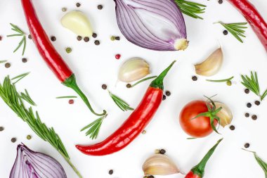 Yaz sebzelerinin en iyi manzarası: soğan, sarımsak, domates, kırmızı biber, biberiye ve beyaz masa arkasında biberiye..