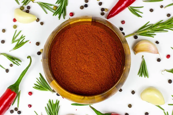 Top Kilátás Száraz Piros Chili Paprika Szeletek Egy Kerek Fából — Stock Fotó