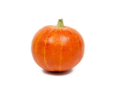 Taze çiğ portakal kabağı hasadı beyaz arka planda izole edildi.