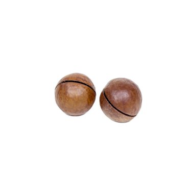 Beyaz arka planda izole edilmiş taze çiğ kahverengi macadamia fındıkları..