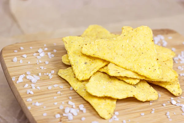 咸味脆脆的三角形墨西哥玉米玉米片 食盐在轻质木制背景上 — 图库照片