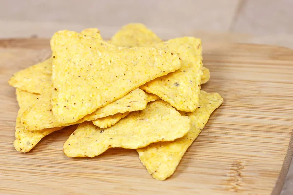 浅色木制背景的咸味脆脆三角形墨西哥玉米玉米片 — 图库照片