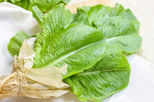 Frische Rohe Grüne Römersalatblätter Für Salat Auf Hellem Hölzernen Strukturierten — Stockfoto