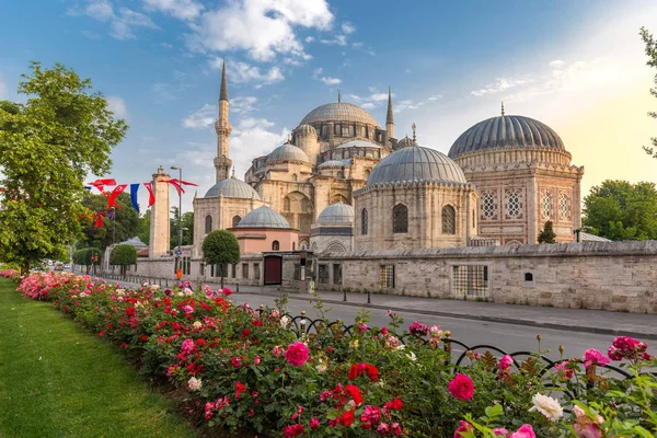 Şehzade Camii ya da Istanbul'da çiçekli Sunset'teki Prens Camii
