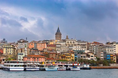 Istanbul ve Galata Kulesi Haliç üzerinden