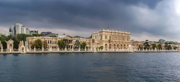 Dolmabahce Palace Istanbul Tyrkiet Udsigt Fra Bosporus - Stock-foto
