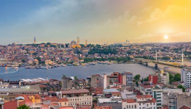 Harika panoramik Istanbul günbatımı Haliç nehrinde