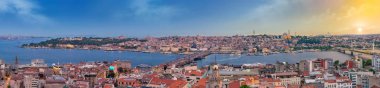 Istanbul, Golden Horn Nehri - günbatımı üzerinde harika panoramik görüntüsü 