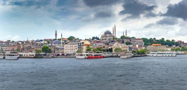 Süleymaniye Camii ve balıkçı tekneleri bulutlu gökyüzü, Istanbul, Türkiye'nin altında görünümü