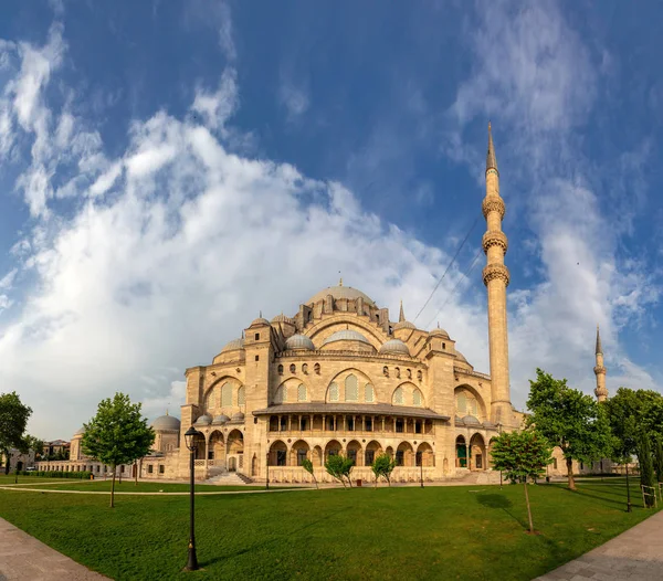 Güneşli yaz gününde İstanbul 'daki Süleyman Camii, Türkiye