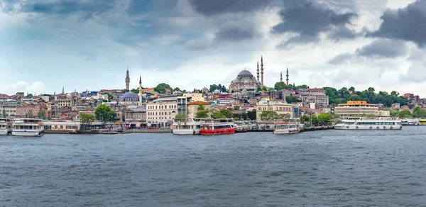 Vista Mezquita Suleymaniye Barcos Pesca Bajo Cielo Nublado Estambul Turquía — Foto de Stock