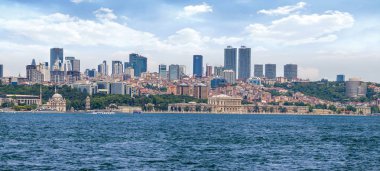 Karşı kıyı cityscape modern binalar bulutlu gökyüzü istanbul şehir altında Dolmabahçe Sarayı