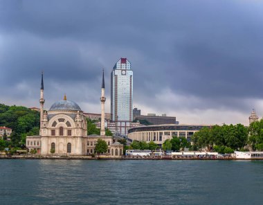 Dolmabahçe Camii, Istanbul, Türkiye (Boğaziçi görünümünden)