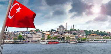 Türk bayrağı - Süleymaniye Camii ve balıkçı tekneleri altında bulutlu gökyüzü, Istanbul, Türkiye