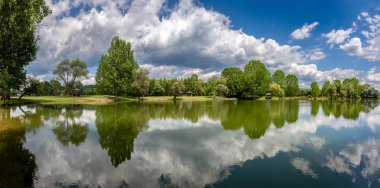 Göl üzerinde gökyüzü ve bulutlar yansıma