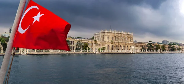 Турецкий Флаг Dolmabahce Palace Стамбуле Турция Вид Босфора — стоковое фото