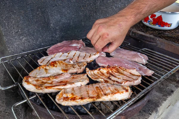 Barbekü ızgarası. Doğada, dışarıda, yakın.
