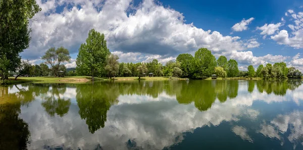Göl üzerinde gökyüzü ve bulutlar yansıma