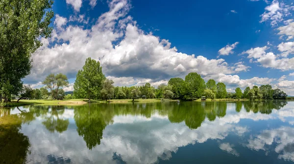 Sky Clouds Tükrözi — Stock Fotó