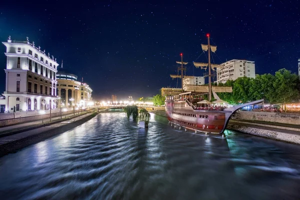 星空の下で美しい夏の夜のスコピエ市の中心部に川バルダル — ストック写真