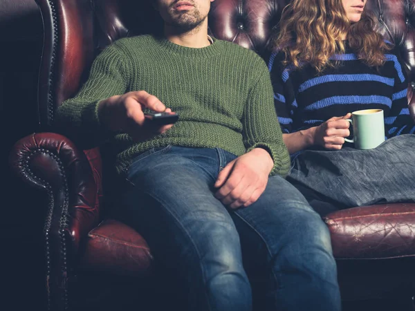 Ein Gelangweiltes Junges Paar Sitzt Hause Auf Einem Sofa Und — Stockfoto